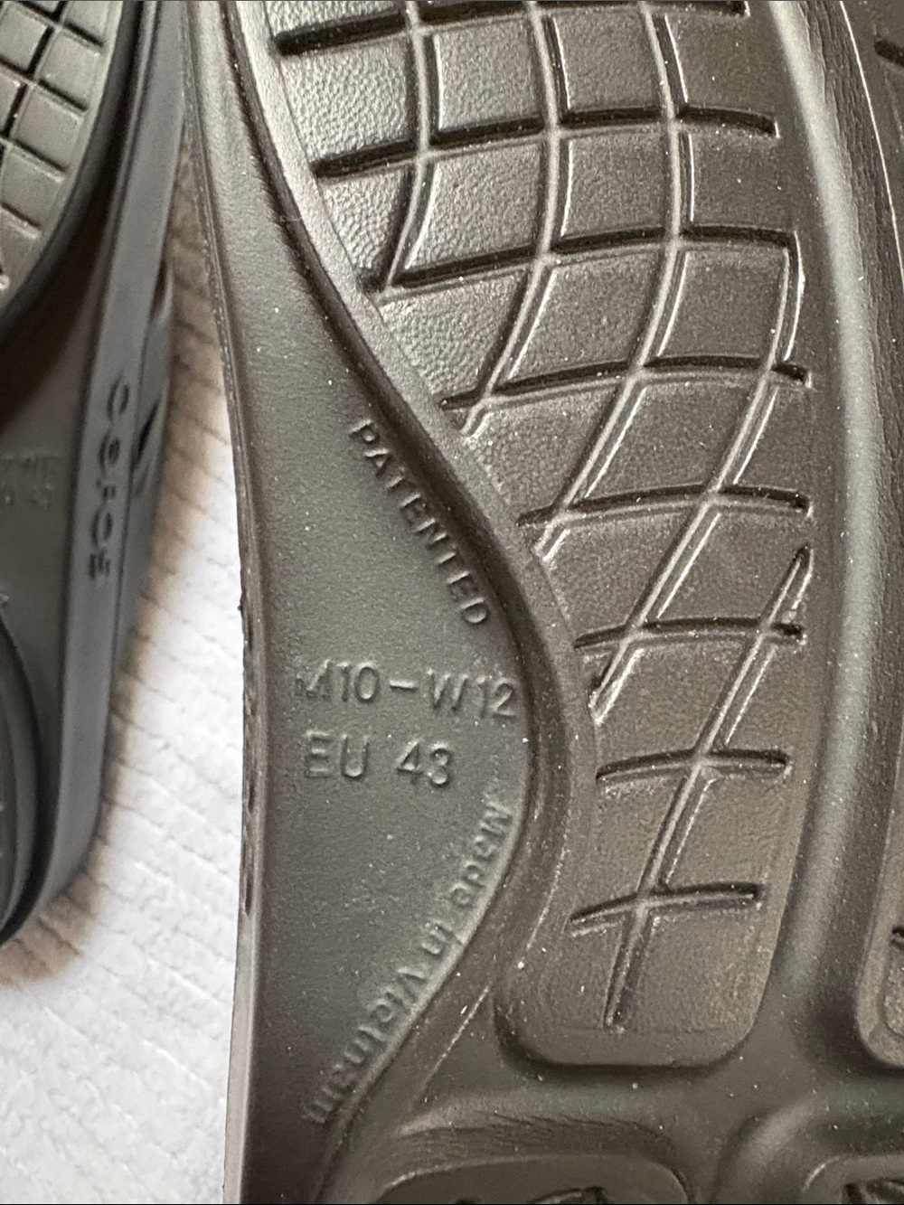 OOFOS Black & Metallic Gray Supportive Recovery Flip Flops - Picture 4 of 7